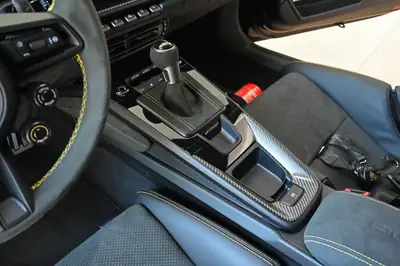 Porsche 911 GT3 RS 2025 — Légendaire sportive, 525 ch et 3 200 km seulement — Miniatura 25