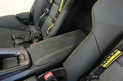 Porsche 911 GT3 RS 2025 — Légendaire sportive, 525 ch et 3 200 km seulement — Miniatura 26
