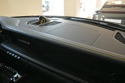 Porsche 911 GT3 RS 2025 — Légendaire sportive, 525 ch et 3 200 km seulement — Miniatura 28