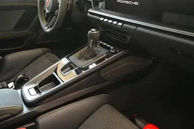 Porsche 911 GT3 RS 2025 — Légendaire sportive, 525 ch et 3 200 km seulement — Miniatura 29
