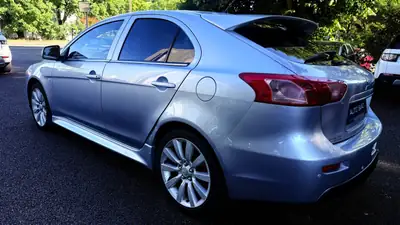 Mitsubishi Lancer Sportback 1.8 DID — Diesel économique, sans sinistre, pneus 4 saisons inclus — vista posteriore