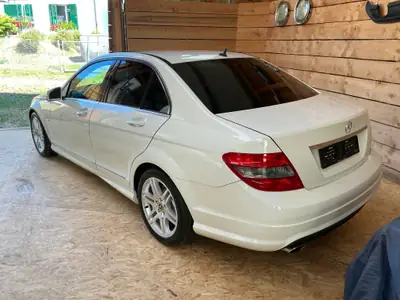 Mercedes-Benz C 180 Kompressor — Berline élégante, moteur suralimenté, excellent état — fianco