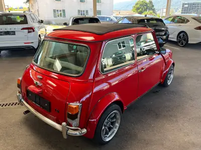 MINI 1.3i One — L'icône britannique rétro, essence économe et fiable — vista posteriore