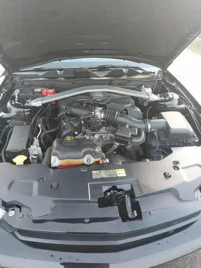 Ford Mustang 3.7 V6 — Coupé légendaire, boîte manuelle, sans sinistre — intérieur