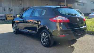 Renault Mégane 1.4 TCe Expression — Berline urbaine fiable, 99 000 km seulement — side view