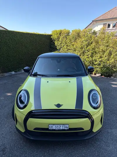MINI Cooper 2023 — Citadine pétillante, 26 300 km, finition jaune éclatante — Heckansicht