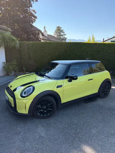 MINI Cooper 2023 — Citadine pétillante, 26 300 km, finition jaune éclatante — Außenansicht