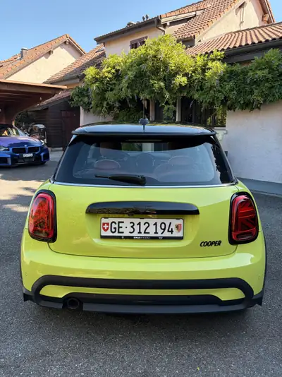 MINI Cooper 2023 — Citadine pétillante, 26 300 km, finition jaune éclatante — Armaturenbrett
