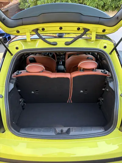 MINI Cooper 2023 — Citadine pétillante, 26 300 km, finition jaune éclatante — Detail