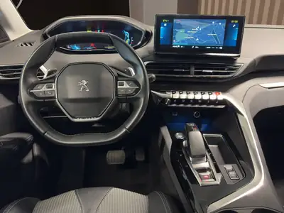 Peugeot 3008 225e Hybrid2 Allure — SUV hybride performant, 42 690 km — Armaturenbrett