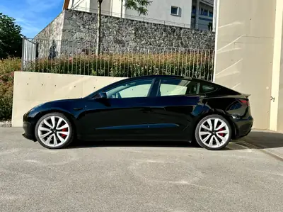 Tesla Model 3 Performance D — Berline électrique haute performance, 128 000 km — côté