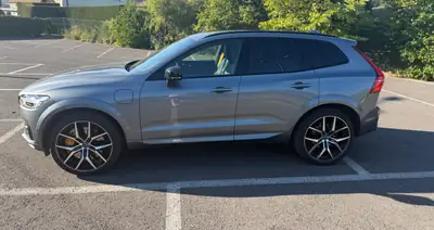 Volvo XC60 2.0 T8 TE Polestar eAWD — SUV hybride rechargeable haute performance — Heckansicht