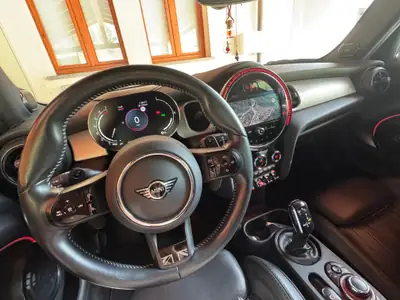 MINI Cooper S 2.0i — Sportive compacte, 97 000 km, équipée de jantes 18" — Innenraum