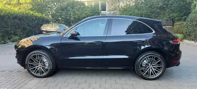 Porsche Macan Turbo 2021 — SUV sportif 440 ch, freins céramiques et PASM — Heckansicht