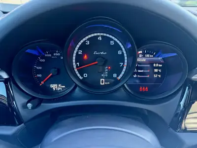 Porsche Macan Turbo 2021 — SUV sportif 440 ch, freins céramiques et PASM — Detail