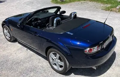 Mazda MX-5 2.0 Exclusive — Cabriolet sportif légendaire, entretien impeccable — Innenraum