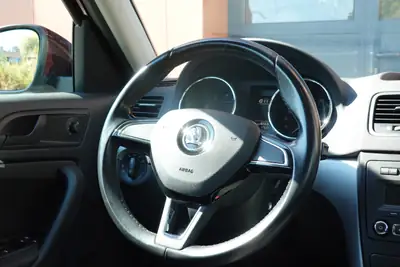 Skoda Yeti 1.2 TSI — Le SUV familial tchèque fiable et polyvalent — Miniatur 12
