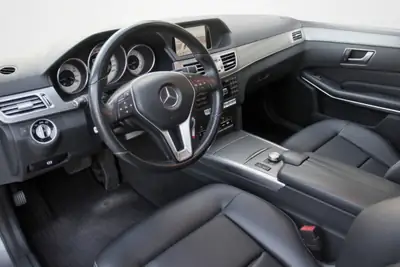 Mercedes-Benz E 250 BlueTEC Avantgarde — Break diesel 4Matic, kilométrage maîtrisé — Miniature 9