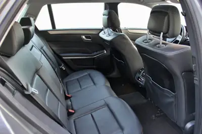 Mercedes-Benz E 250 BlueTEC Avantgarde — Break diesel 4Matic, kilométrage maîtrisé — Miniature 12