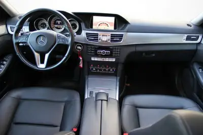 Mercedes-Benz E 250 BlueTEC Avantgarde — Break diesel 4Matic, kilométrage maîtrisé — Miniature 11