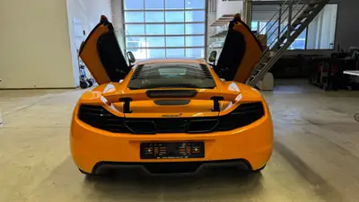 McLaren 12C — Supercar légendaire 600 ch, kilométrage exceptionnel — Heckansicht
