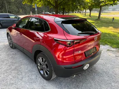 Mazda CX-30 SKYACTIV-X Hybrid 180 — Compacité et efficacité pour l'aventure urbaine — arrière