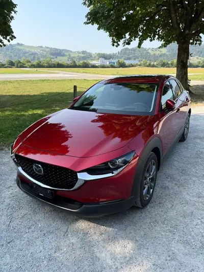 Mazda CX-30 SKYACTIV-X Hybrid 180 — Compacité et efficacité pour l'aventure urbaine — côté