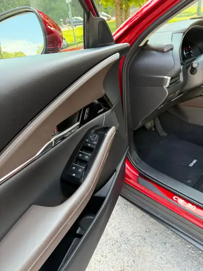 Mazda CX-30 SKYACTIV-X Hybrid 180 — Compacité et efficacité pour l'aventure urbaine — Miniature 8