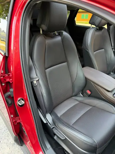 Mazda CX-30 SKYACTIV-X Hybrid 180 — Compacité et efficacité pour l'aventure urbaine — Miniature 9