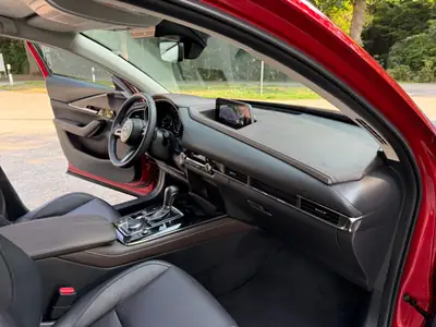 Mazda CX-30 SKYACTIV-X Hybrid 180 — Compacité et efficacité pour l'aventure urbaine — Miniature 7