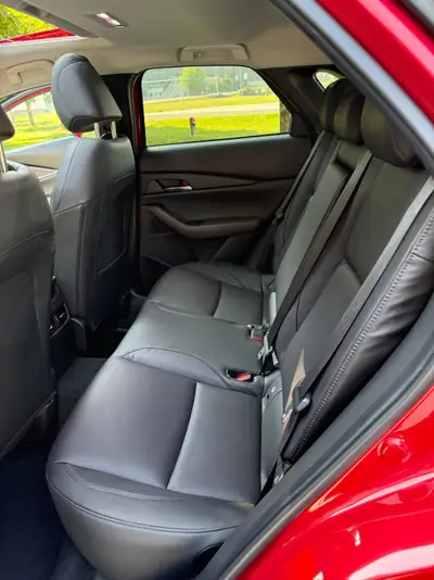 Mazda CX-30 SKYACTIV-X Hybrid 180 — Compacité et efficacité pour l'aventure urbaine — Miniature 12