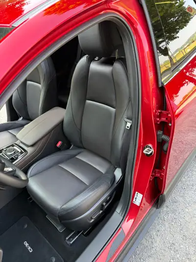 Mazda CX-30 SKYACTIV-X Hybrid 180 — Compacité et efficacité pour l'aventure urbaine — Miniature 10