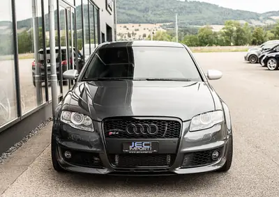 Audi RS4 Avant 4.2 V8 quattro — Performance V8 tuning, suspension KW3, échappement Milltek — vista posteriore