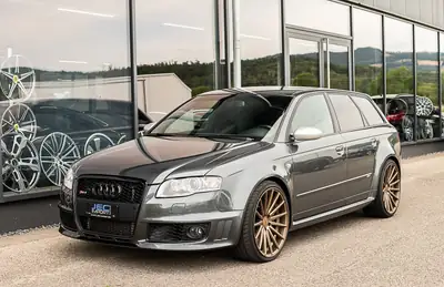 Audi RS4 Avant 4.2 V8 quattro — Performance V8 tuning, suspension KW3, échappement Milltek — fianco