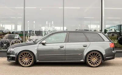 Audi RS4 Avant 4.2 V8 quattro — Performance V8 tuning, suspension KW3, échappement Milltek — vista esterna