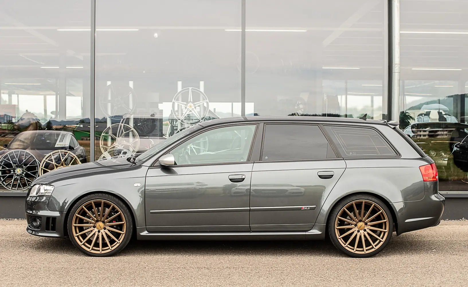 Audi RS4 Avant 4.2 V8 quattro — Performance V8 tuning, suspension KW3, échappement Milltek — vue extérieure