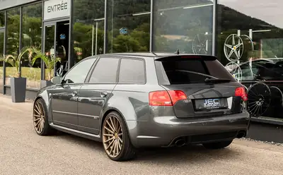 Audi RS4 Avant 4.2 V8 quattro — Performance V8 tuning, suspension KW3, échappement Milltek — interni