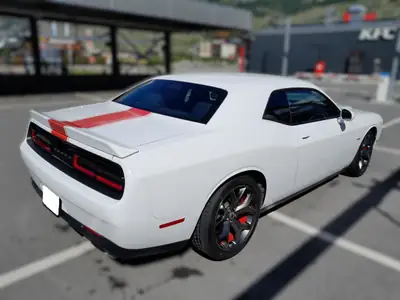Dodge Challenger 5.7 R/T V8 Hemi — Muscle-car légendaire, échappement sport homologué — tableau de bord