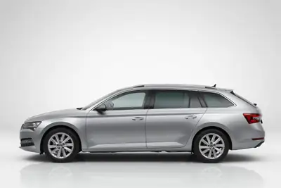 Skoda Superb Combi 2.0 TDi 4x4 — Monospace spacieux, diesel performant, garantie MFK — Seitenansicht