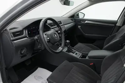 Skoda Superb Combi 2.0 TDi 4x4 — Monospace spacieux, diesel performant, garantie MFK — Miniatur 9