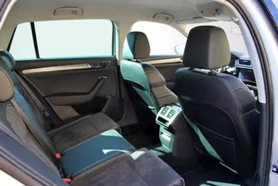 Skoda Superb Combi 2.0 TDi 4x4 — Monospace spacieux, diesel performant, garantie MFK — Miniatur 12