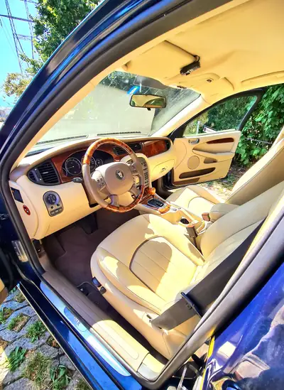 Jaguar X-Type 2.5 V6 Sovereign — Berline britannique élégante, 55'000 km seulement — intérieur