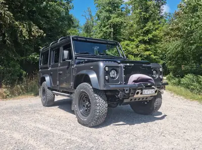 Land Rover Defender 2.5 Td5 — Légende restaurée, 9 places et capacités tout-terrain — vue extérieure