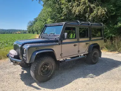 Land Rover Defender 2.5 Td5 — Légende restaurée, 9 places et capacités tout-terrain — côté