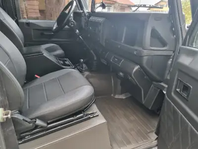 Land Rover Defender 2.5 Td5 — Légende restaurée, 9 places et capacités tout-terrain — tableau de bord