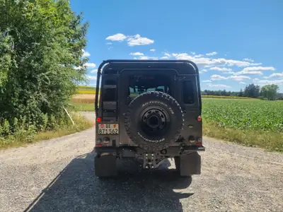 Land Rover Defender 2.5 Td5 — Légende restaurée, 9 places et capacités tout-terrain — intérieur