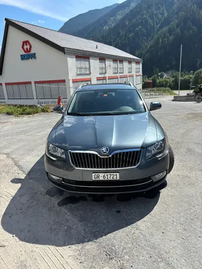 Škoda Superb 2.0 TDI 170 4x4 — Break élégant, transmission DSG et traction intégrale — vista posteriore