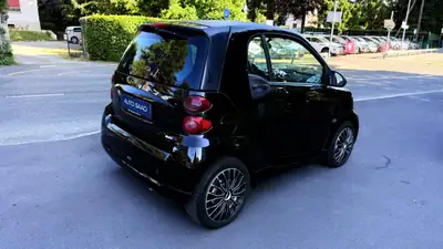 Smart Fortwo 2011 — Citadine maligne, moteur économique et pratique urbaine — Detail