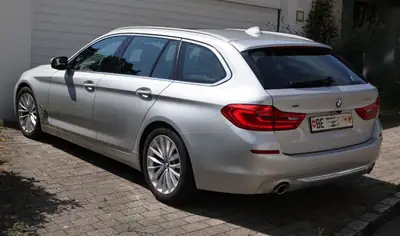 BMW 530i xDrive Luxury Line — Break élégant, traction intégrale, équipement premium — côté