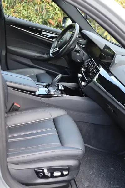 BMW 530i xDrive Luxury Line — Break élégant, traction intégrale, équipement premium — tableau de bord